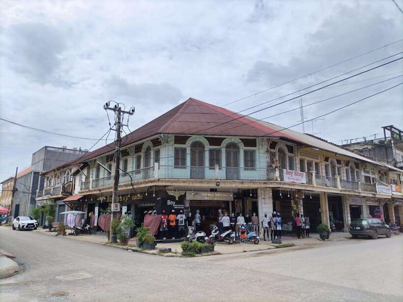 From Siem Reap: Battambang Day Trip Return or to Phnom Penh - Phnom Sampov gives you the views and the monkeys
