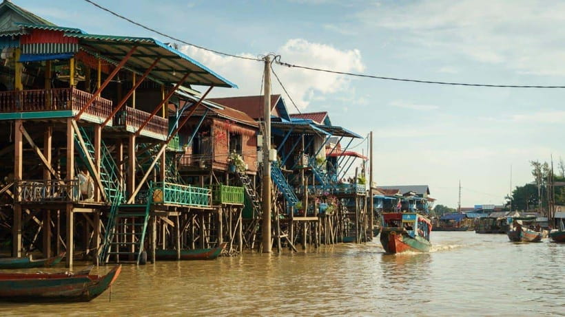 From Siem Reap: Kampong Phluk Floating Village Tour by Boat - Walking among the tall houses
