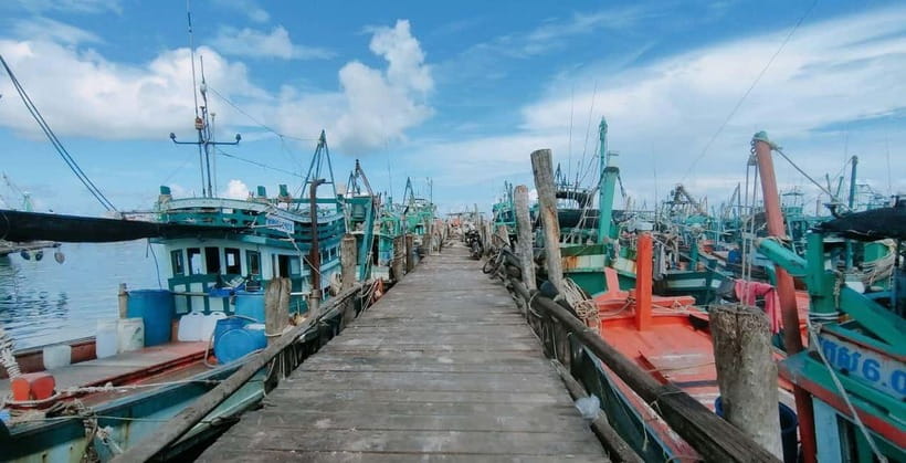 Full Day City Tour with A Boat Trip to 2 Islands - Fishing and snorkeling around Koh Chalous