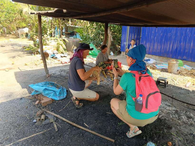 Full-day: Handicraft, Bamboo train, Killing cave, Bat Cave - Phnom Sampau, the Monkey Forest, and the Golden Temple