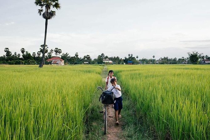 Full-day: Wat Banan. Old bamboo train. Bat Cave. Killing cave - From Battambang streets to the Sangke River