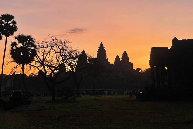 Golden Hours: Angkor wat sunrise photography tour with a pro! - Clothing, comfort, and timing tips