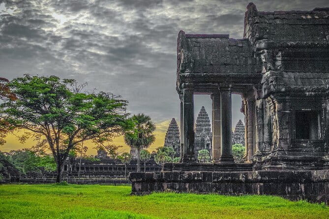 Golden Temples with Sunset - Small Group - Pre Rup at sunset