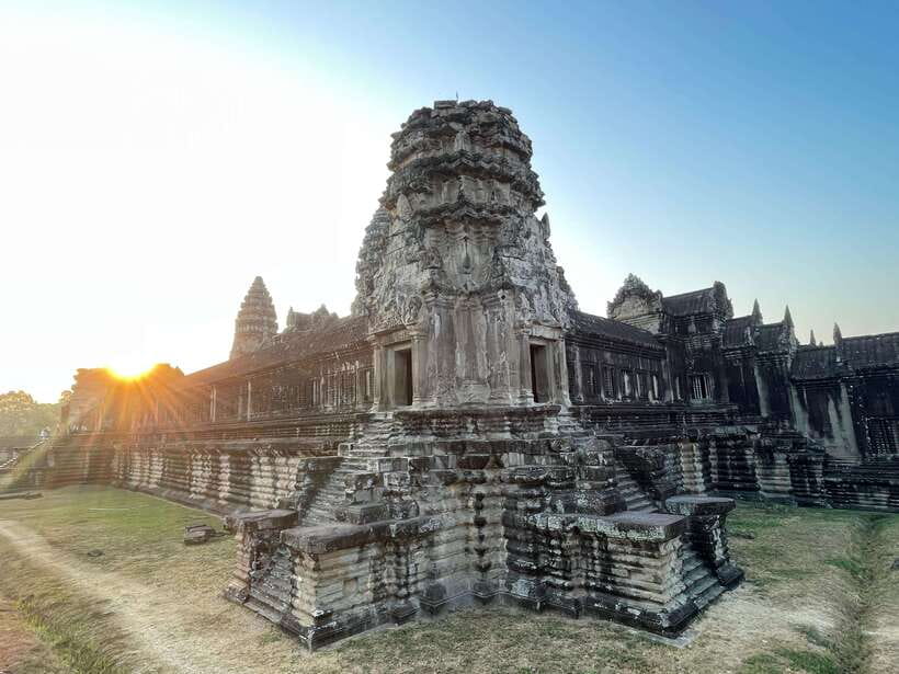 Guided Tour of Angkor Wat, Bayon, Ta Prohm, and Banteay Srei - What the guide and vehicle add