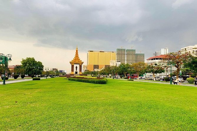 Half-Day Phnom Penh City Tours - Independence Monument gives you your Phnom Penh bearings