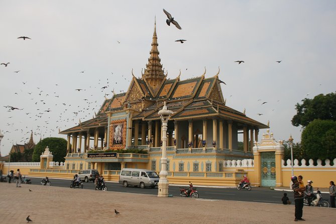 Half Day Tour to Royal Palace, Wat Phnom & Independent Monument - Independence Monument: a short visit with national meaning