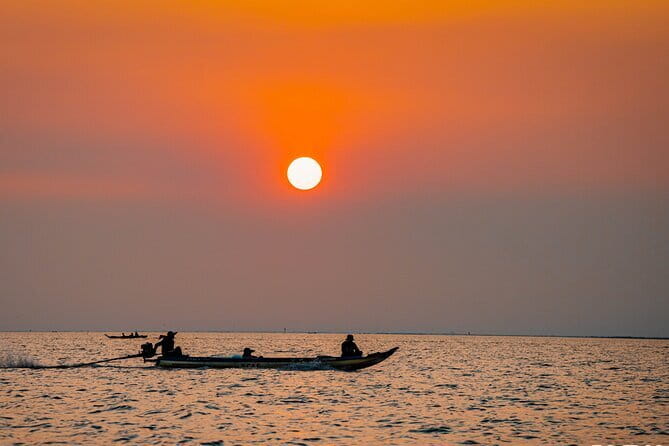 Kampong Pluk Sunset Tour and Local Market Visit - Sunset, local snacks, and the final hour