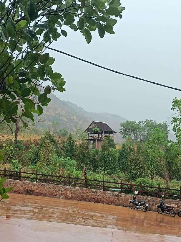 Kampot: Full-day Countryside Tour with Pepper Farm and Kep - Climbing 203 steps to Phnom Chhngok Cave Temple