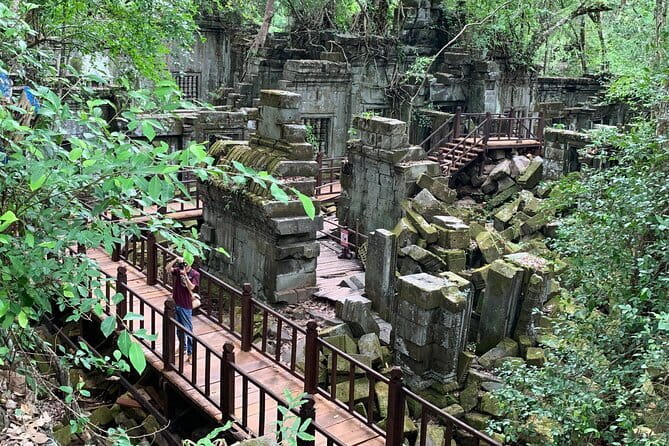 Kbal Spean, Banteay Srei, Beng Melea & Rolous temples Tour - Kbal Spean: a walk to carvings in the riverbed