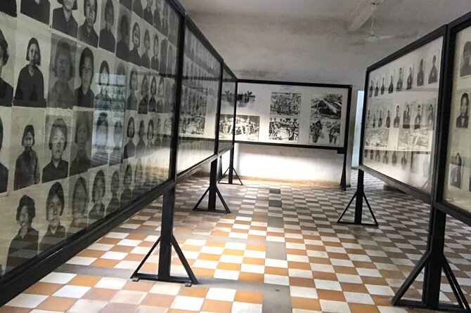 Khmer Rouge, genocide museum &killing field tour - The road to Choeung Ek and the Killing Field