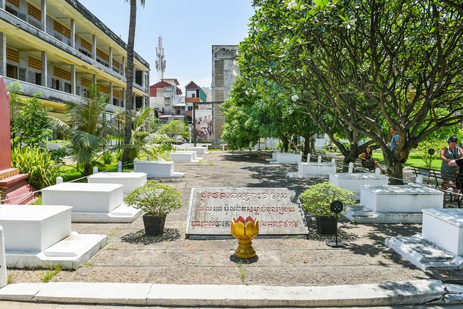 Killing Fields and Prison S21 Bus Tour - The bus ride to Choeung Ek