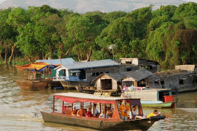 Kompong Khleang Floating Village from Siem Reap - Boarding the boat on Tonle Sap