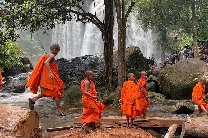 Kullen Waterfall Park with Small Group included entrance fee - Reading the 1000 Lingas in the riverbed