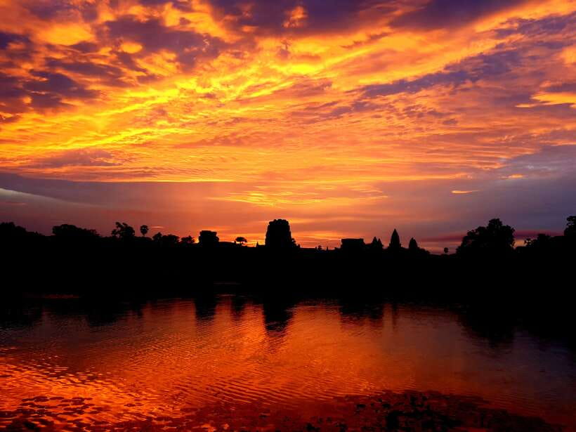 Mixture of temples and waterfall. - Kompong Phluk and life on Tonle Sap
