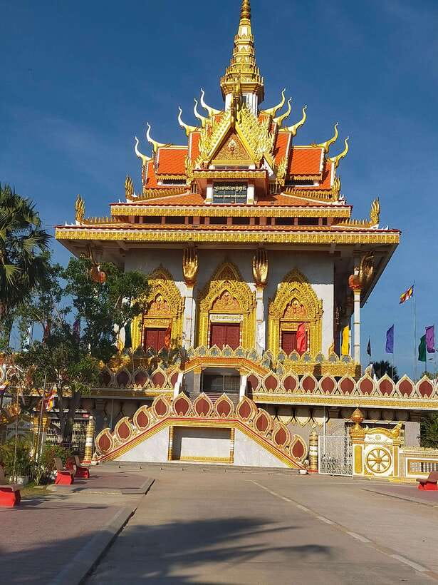 Morning Tuk tuk: City, Handicrafts, Killing field, Temples - Wat Samrong Knong and Battambang’s painful past
