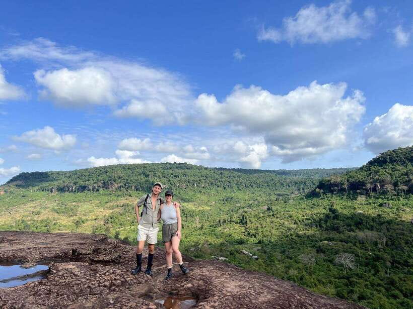 Motos Tour adventure Kulen Mountain - Riding uphill through jungle roads