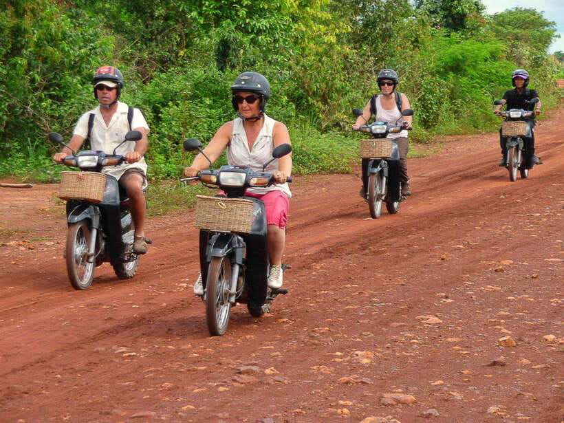 Motos Tour adventure Kulen Mountain - The 7:30am ride through Wat Run and Tbaeng