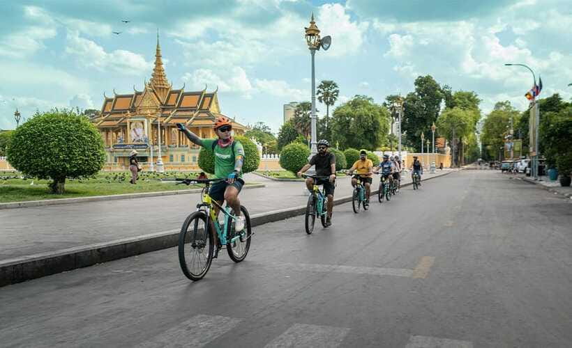 Phnom Penh: Bike & Boat Tour / E-Bike Available - Sunset on the Mekong with drinks and canapé