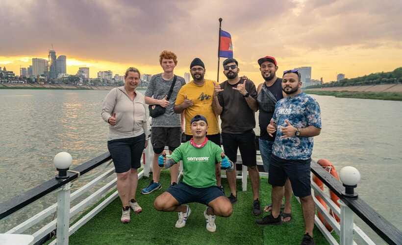 Phnom Penh: Bike & Boat Tour / E-Bike Available - A local café break with beer and snacks