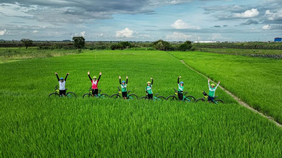Phnom Penh: Bike & Boat Tour / E-Bike Available - Seeing silk made by hand