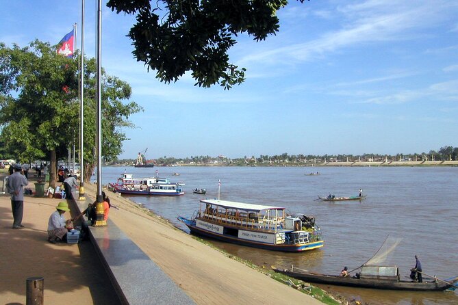 Phnom Penh Full Day Private Tours - Guides and the private format