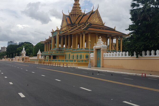 Phnom Penh full day Tour - Wat Phnom: a calmer hour in a Buddhist setting