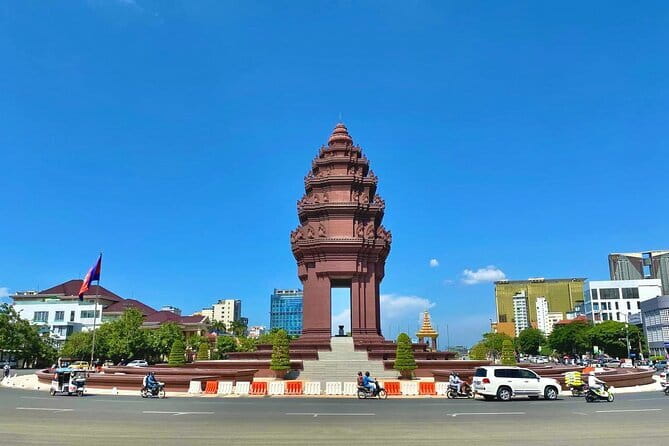 Phnom Penh Hop-on Hop-off Highlight Tour including Killing Fields - Comfort, group size, and the bus commentary