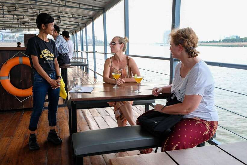 Phnom Penh: Mekong Sunset Dinner Cruise with Live Music - Key points before you book