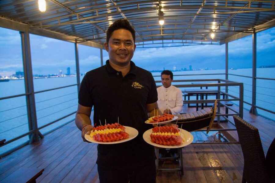 Phnom Penh: Mekong Sunset Dinner Cruise with Live Music - Is $9 good value?