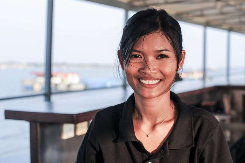 Phnom Penh: Mekong Sunset Dinner Cruise with Live Music - Boarding near Kroeung Garden restaurant