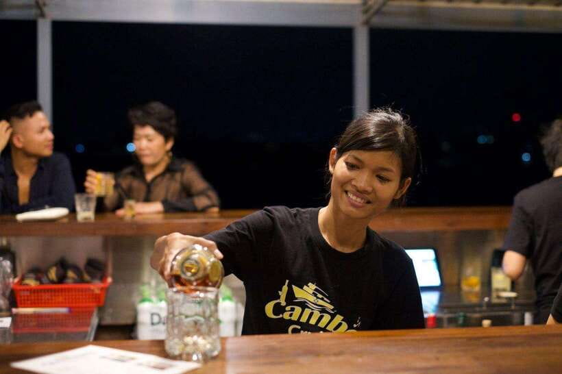 Phnom Penh: Mekong Sunset Dinner Cruise with Live Music - The river sights: palace, villages, bridges, and city lights