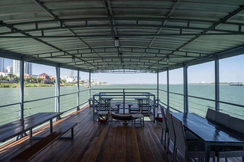 Phnom Penh: Mekong Sunset Dinner Cruise with Live Music - Service that makes the low price work