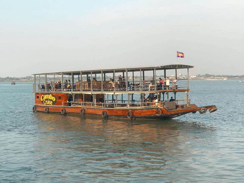 Phnom Penh: Mekong Sunset Dinner Cruise with Live Music - Picking between the 5pm sunset and 7pm city-lights sailings