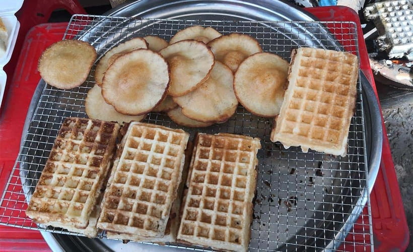 Phnom Penh: Morning Foodie, Market Walking & Street Art Tour - Coffee and a long pause at Wat Botum Park