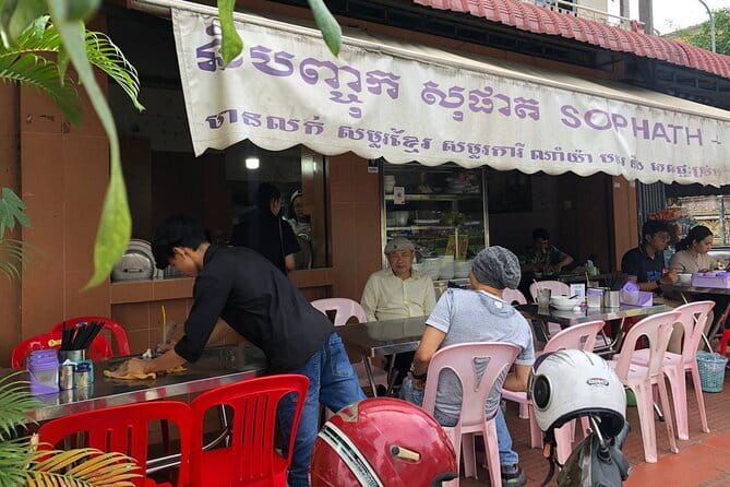 Phnom Penh Night City Highlights & Local Food tour by Tuktuk - Why this four-hour evening works well