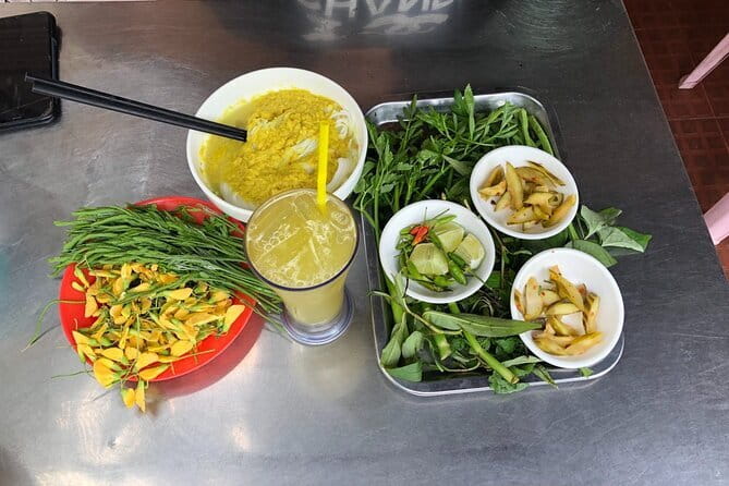 Phnom Penh Night City Highlights & Local Food tour by Tuktuk - A full meal at a 20-year family restaurant