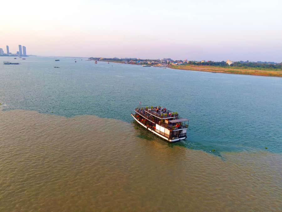 Phnom Penh: Sunset Cruise with Unlimited Beer &Fruit platter - The first part: bridges, temples, and royal Phnom Penh