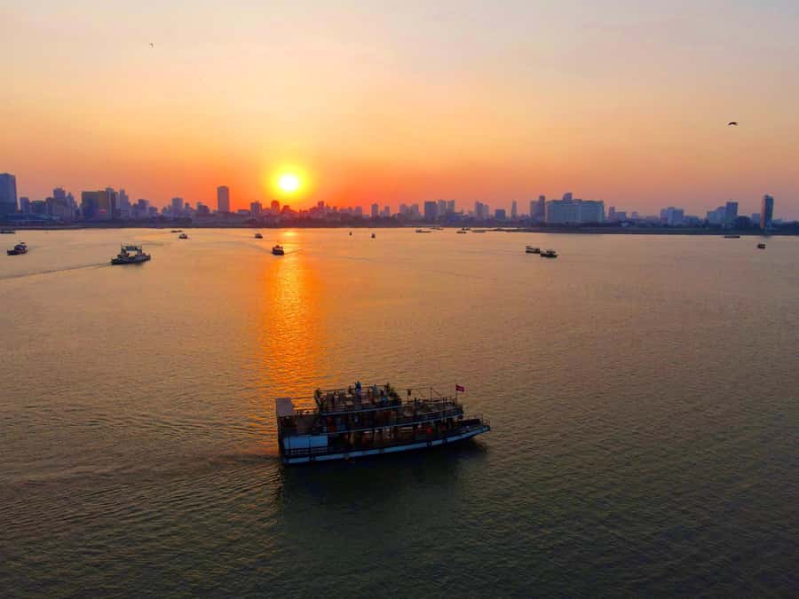 Phnom Penh: Sunset Cruise with Unlimited Beer &Fruit platter - Sunset, fruit, and music on the return trip