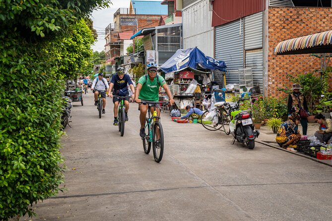 Phnom Penh to Silk Island Sunset Bike Tour/ E-Bike or Tuk Tuk - Seeing silk weaving in a local setting