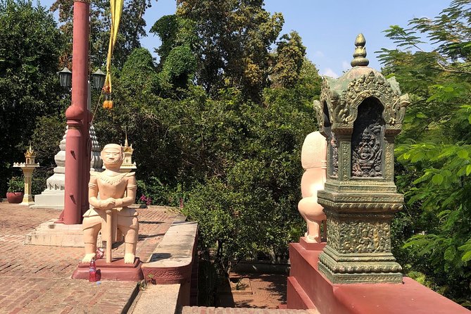 Phnom Penh Tour Guides - Choeung Ek: the memorial site outside the center