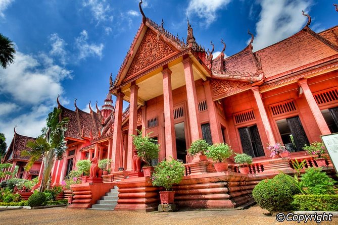 Phnom Penh Tours and Mekong River cruise - Choeung Ek: the Killing Fields with an audio guide