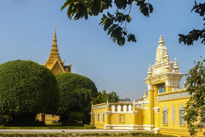 Phnom Penh Tours and Mekong River cruise - Wat Phnom: a short independent pause