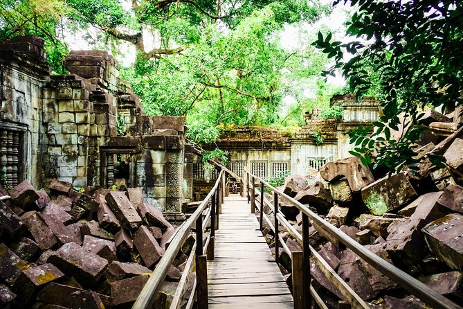 Preah Vihear, Koh Ker & Beng Mealea Tour - Climbing the 36-meter pyramid at Koh Ker