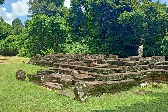 Private Angkor Wat Guided Sunset Tour - The guide, water, and small comforts
