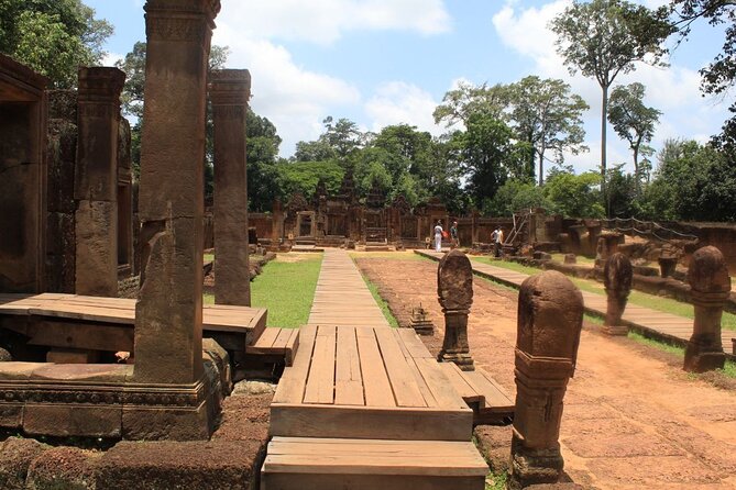 Private Banteay Srei and 4 Temples Guided Tour - Banteay Srei and its pink sandstone carvings
