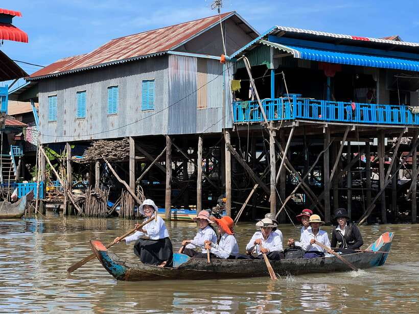Private Beng Mealea and Floating Village Tour with Sunset - A local lunch and a useful pause