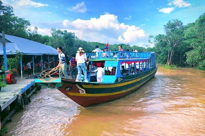 Private Boat from Battambang to Siem Reap via Tonle Sap Lake - Fishing villages and the everyday river