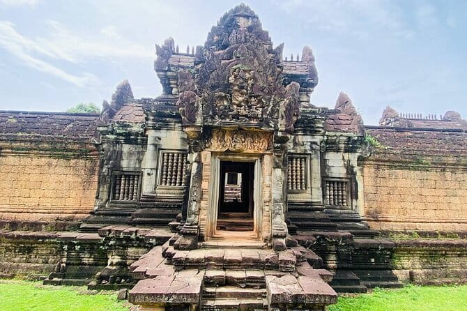 Private Kbal Spean Trekking Tour with Banteay Srei - Banteay Samre brings an Angkor Wat shape in smaller form