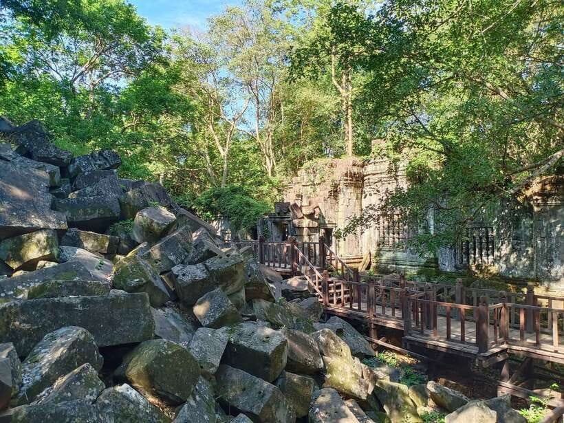 Private One Day Trip-Pyramid Temple Koh Ker and Beng Mealea - Lunch and the long road to Koh Ker