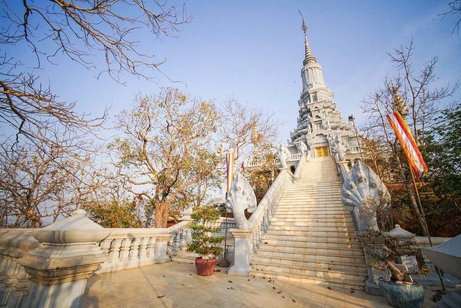 Private Oudong Temple Day Tour from Phnom Penh - Climbing Oudong Mountain and its temple views